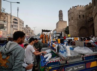 Egyptian charities dish out meals during Ramadan, despite soaring costs