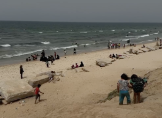 Gazans cool down in seawater despite nearby Israeli vessels